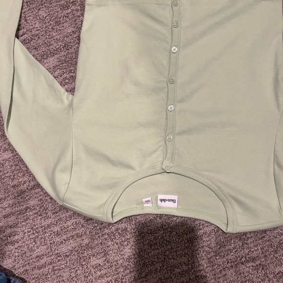 Aritzia apple long sleeve. Bright green - Picture 2 of 8